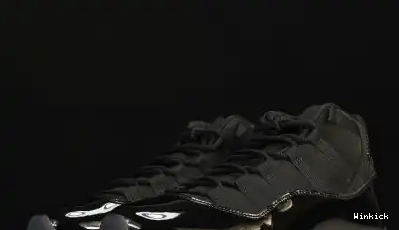11 CAP 378037-005 JORDAN AND GOWN RETRO - 0513